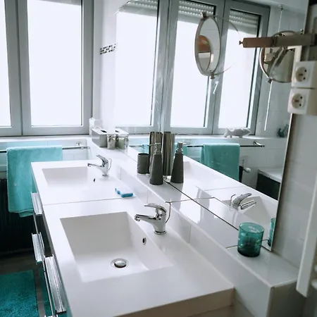 T3 Cozy, Terrace, Train Station 10 Min Away Apartment *